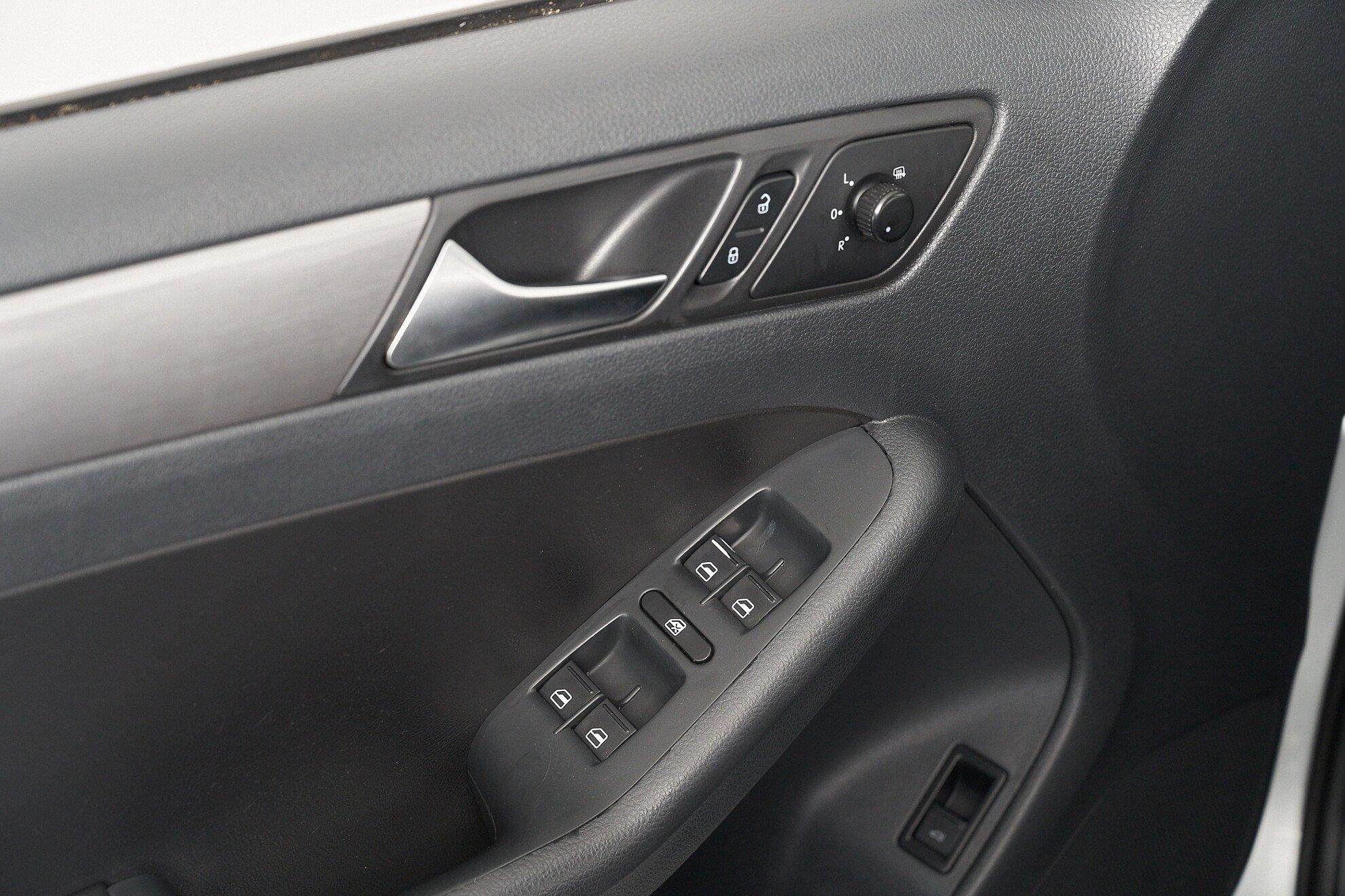 Volkswagen Jetta 2011, серебряный