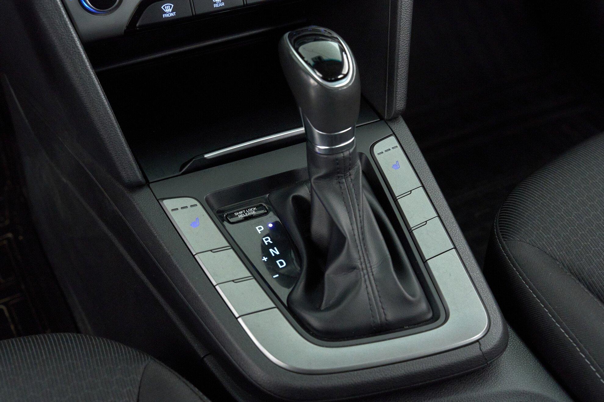 Hyundai Elantra 2018, синий
