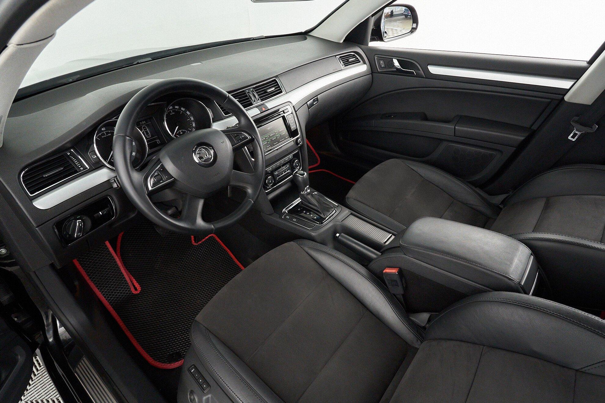 Skoda Superb 2015, черный