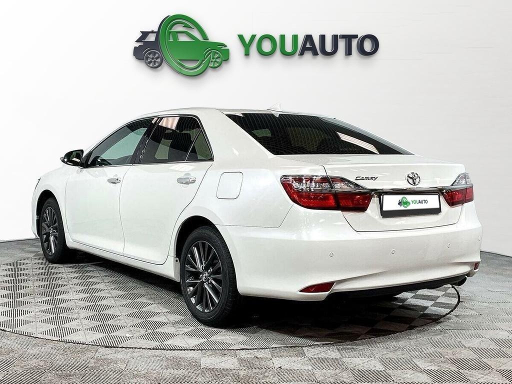 Toyota Camry 2018, белый