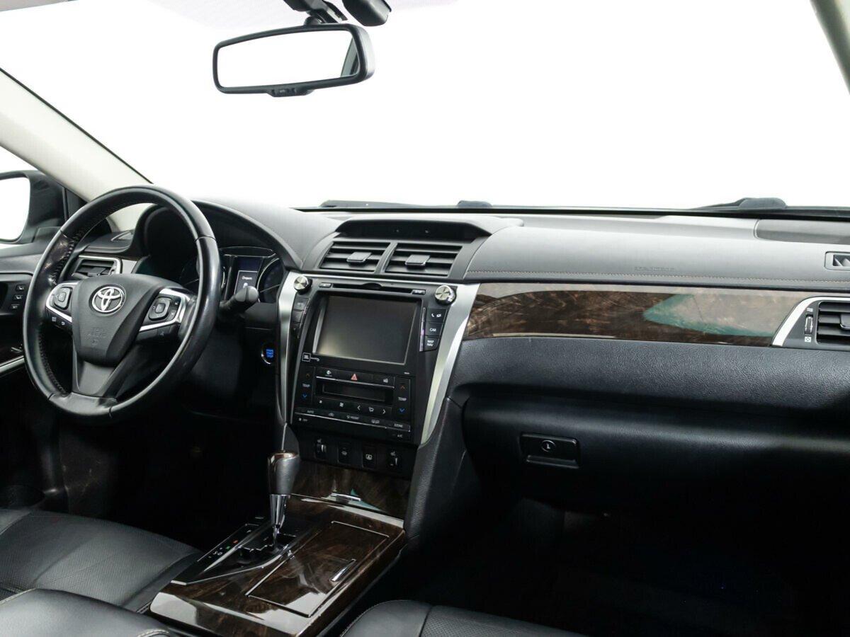 Toyota Camry 2018, белый