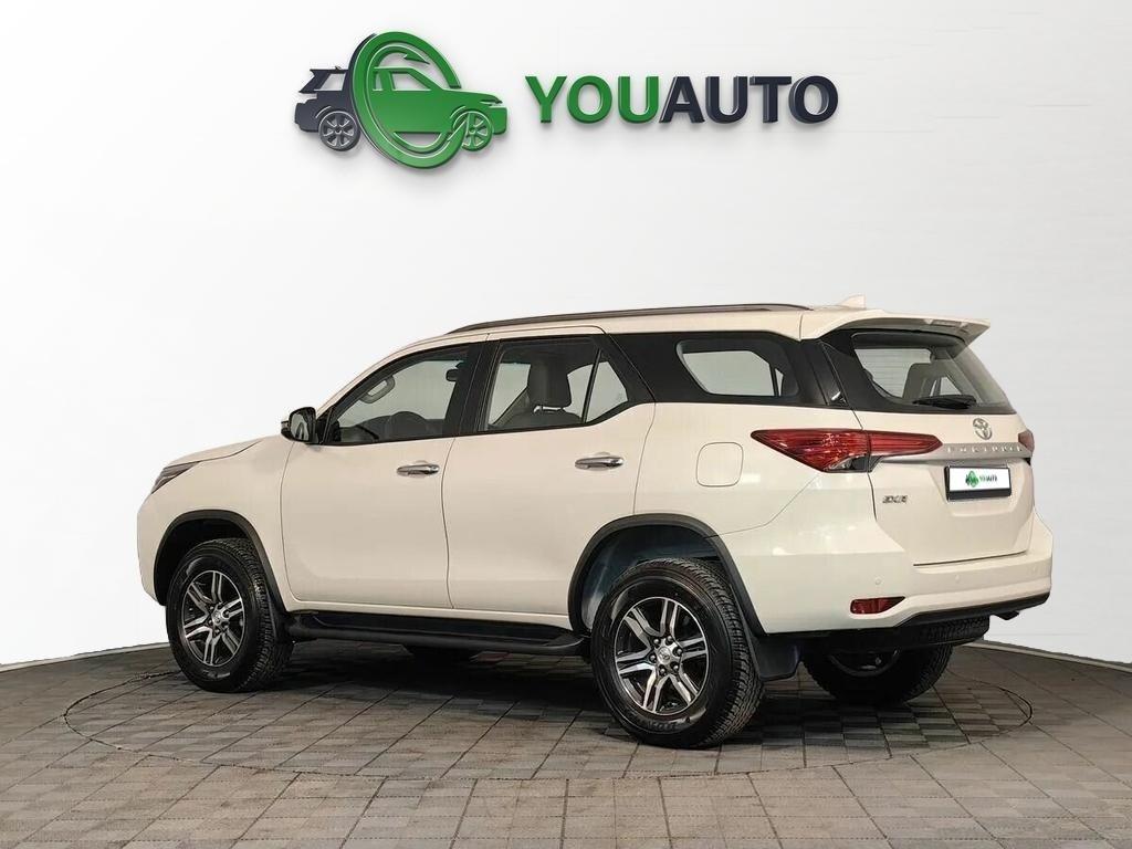 Toyota Fortuner 2021, белый