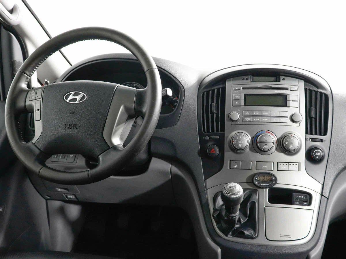 Hyundai H-1 2011, серебряный