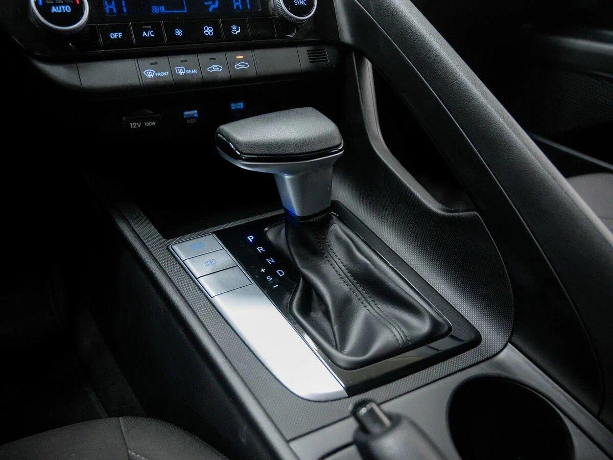 Hyundai Elantra 2022, черный