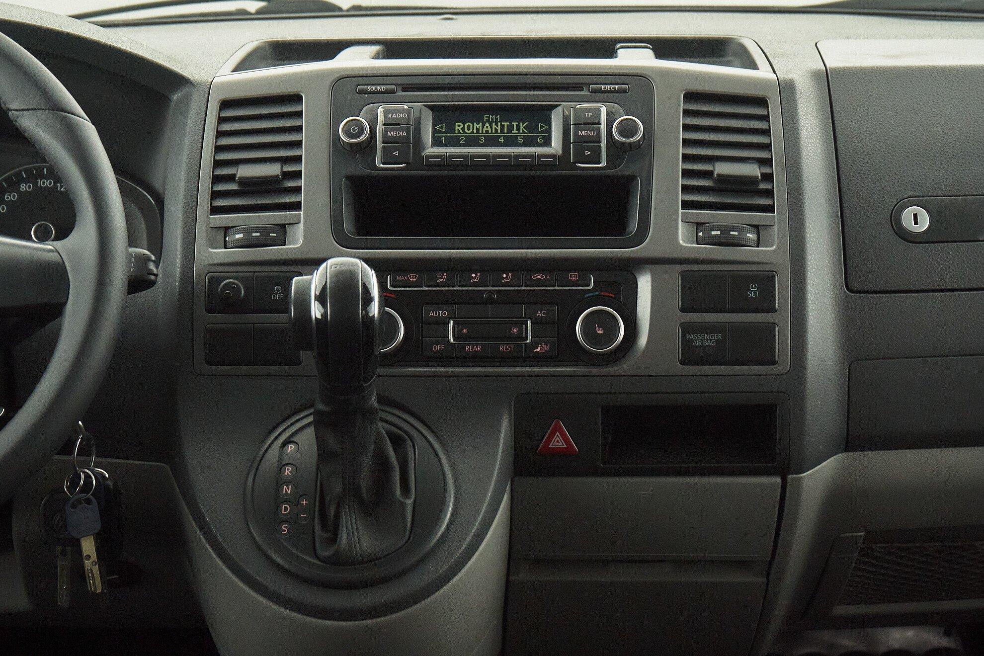 Volkswagen Caravelle 2011, черный
