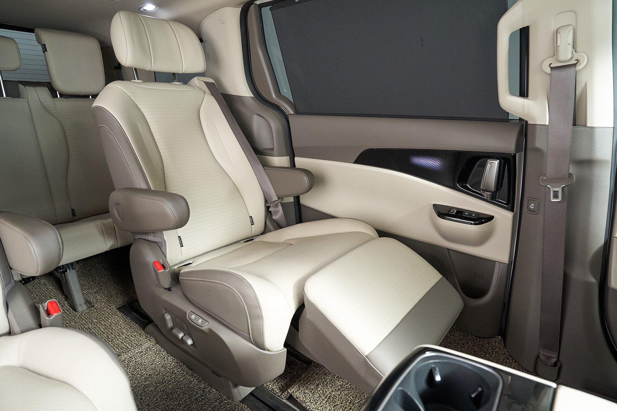 Kia Carnival 2023, белый