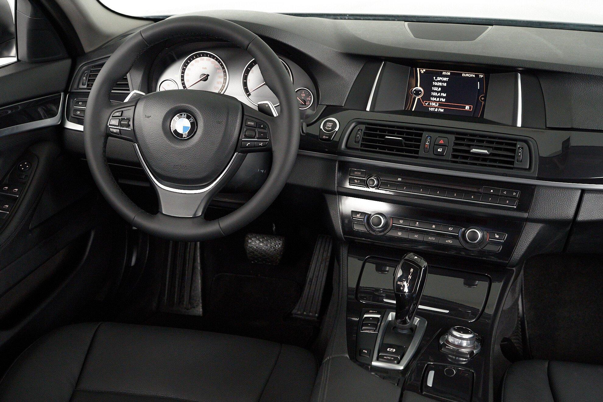 BMW 5 серии 2016, серый