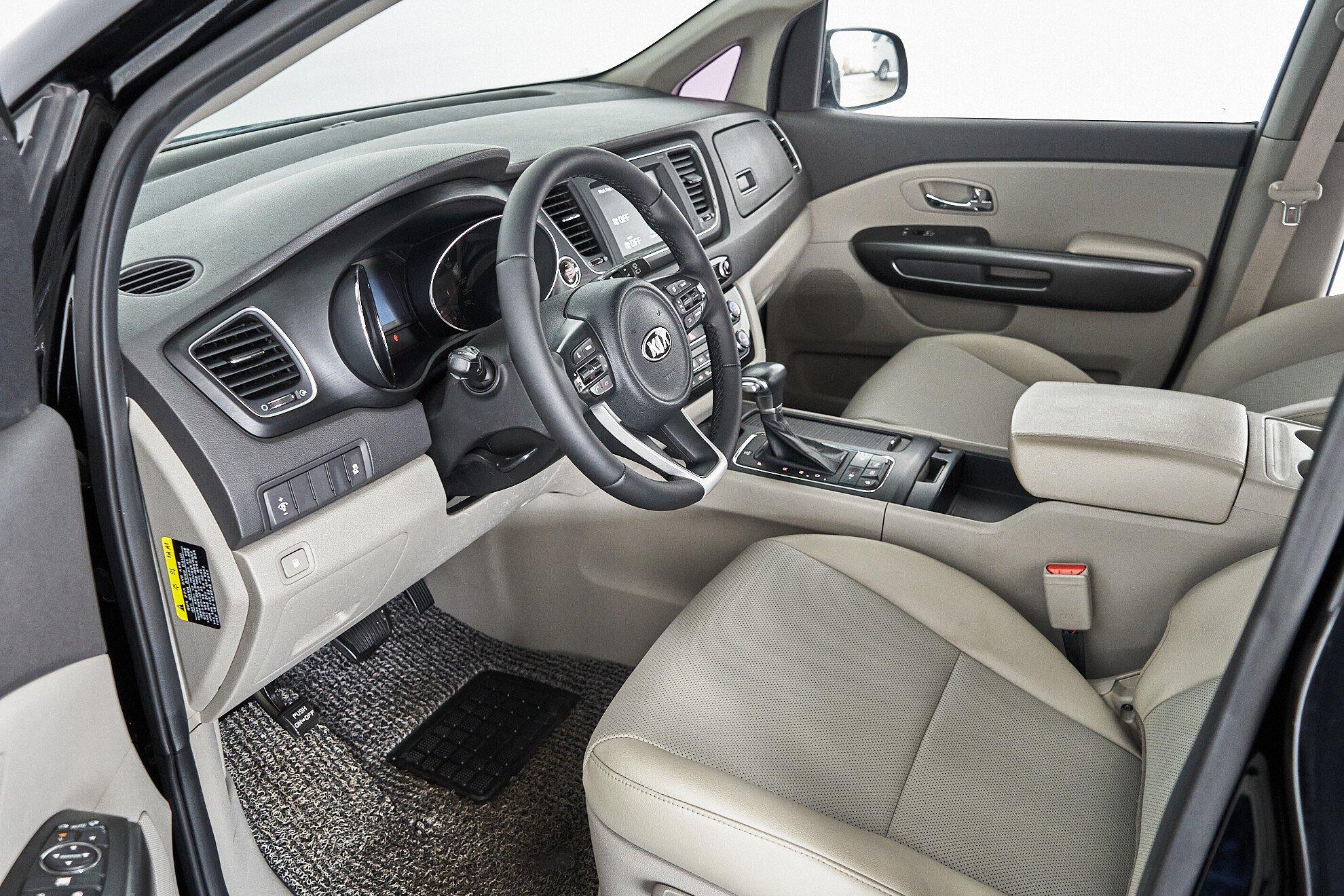 Kia Carnival 2020, черный