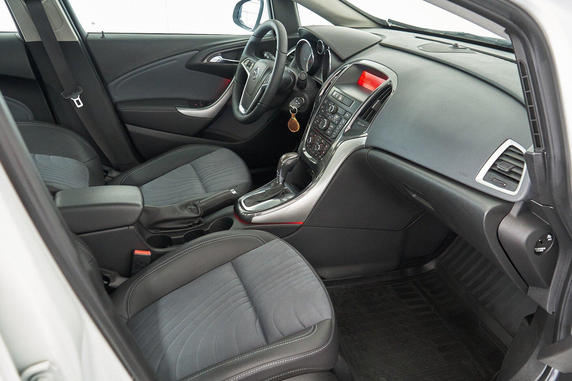 Opel Astra 2013, белый