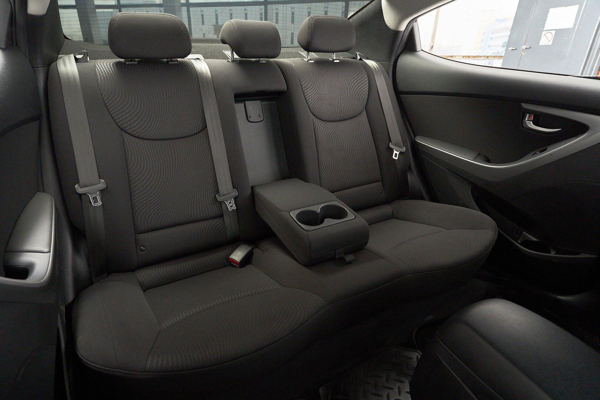 Hyundai Elantra 2015, серебряный