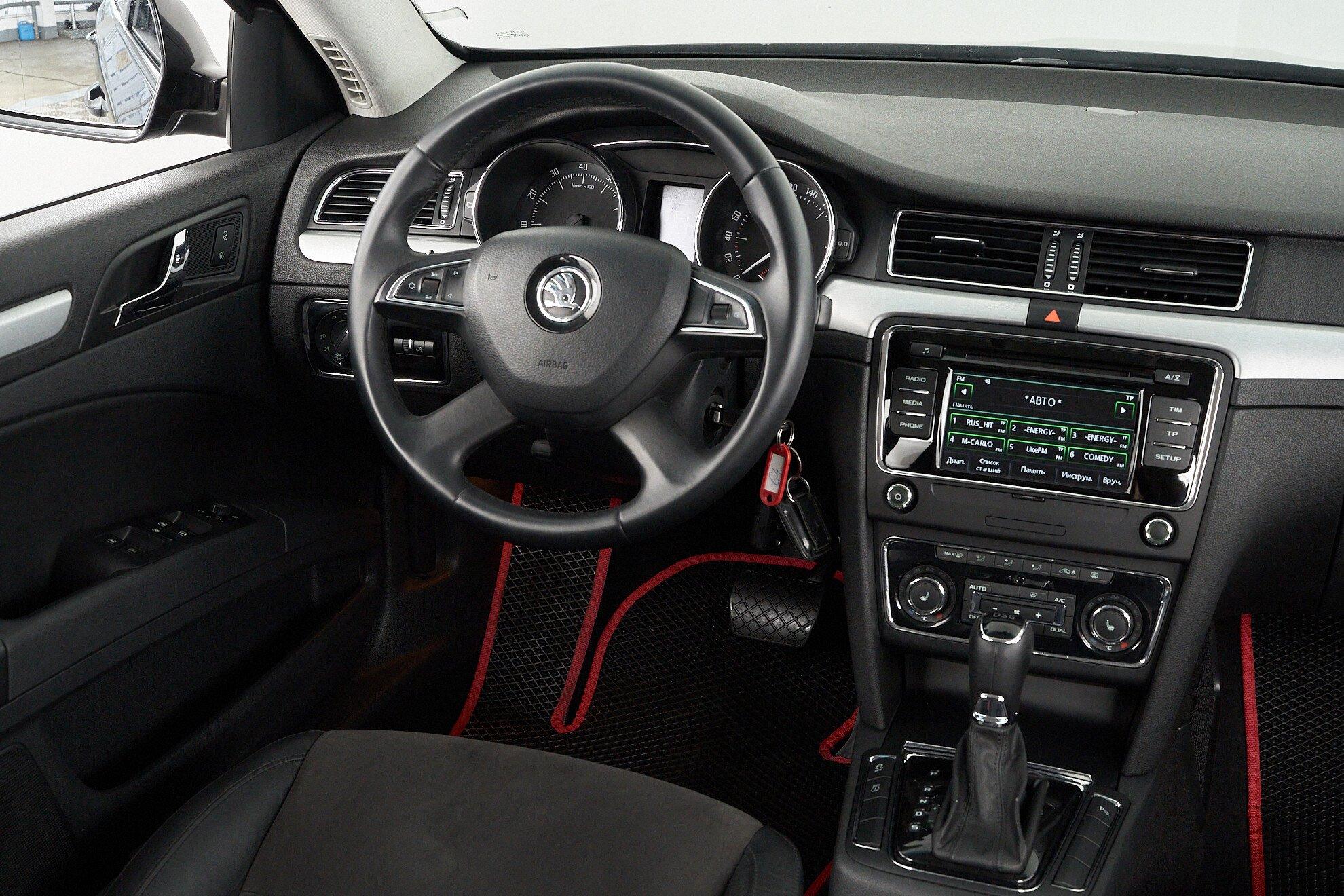 Skoda Superb 2015, черный