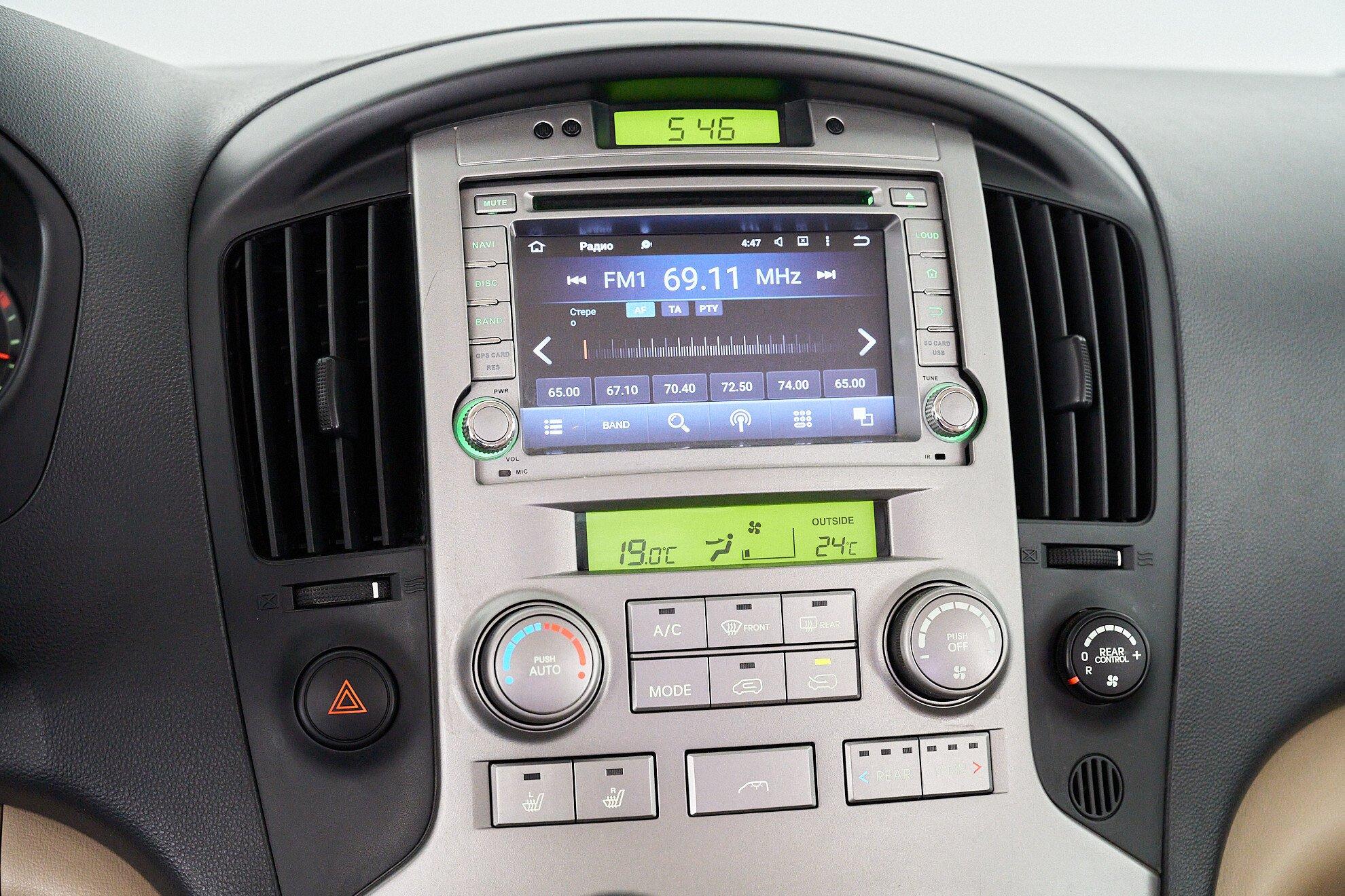 Hyundai Grand Starex 2013, серебряный