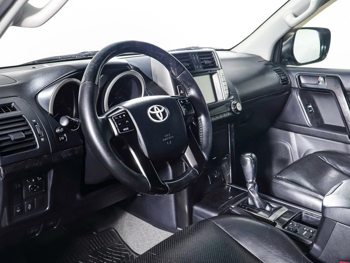 Toyota Land Cruiser Prado 2012, серебряный