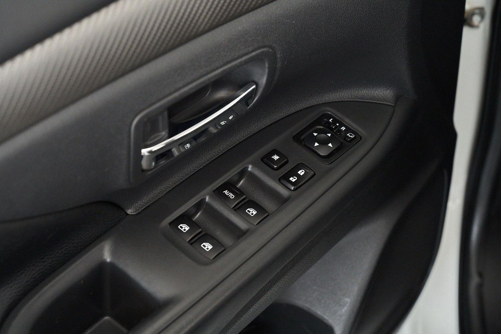 Mitsubishi Outlander 2017, белый