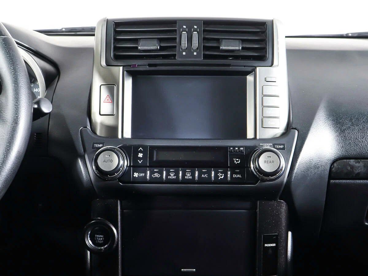 Toyota Land Cruiser Prado 2012, серебряный