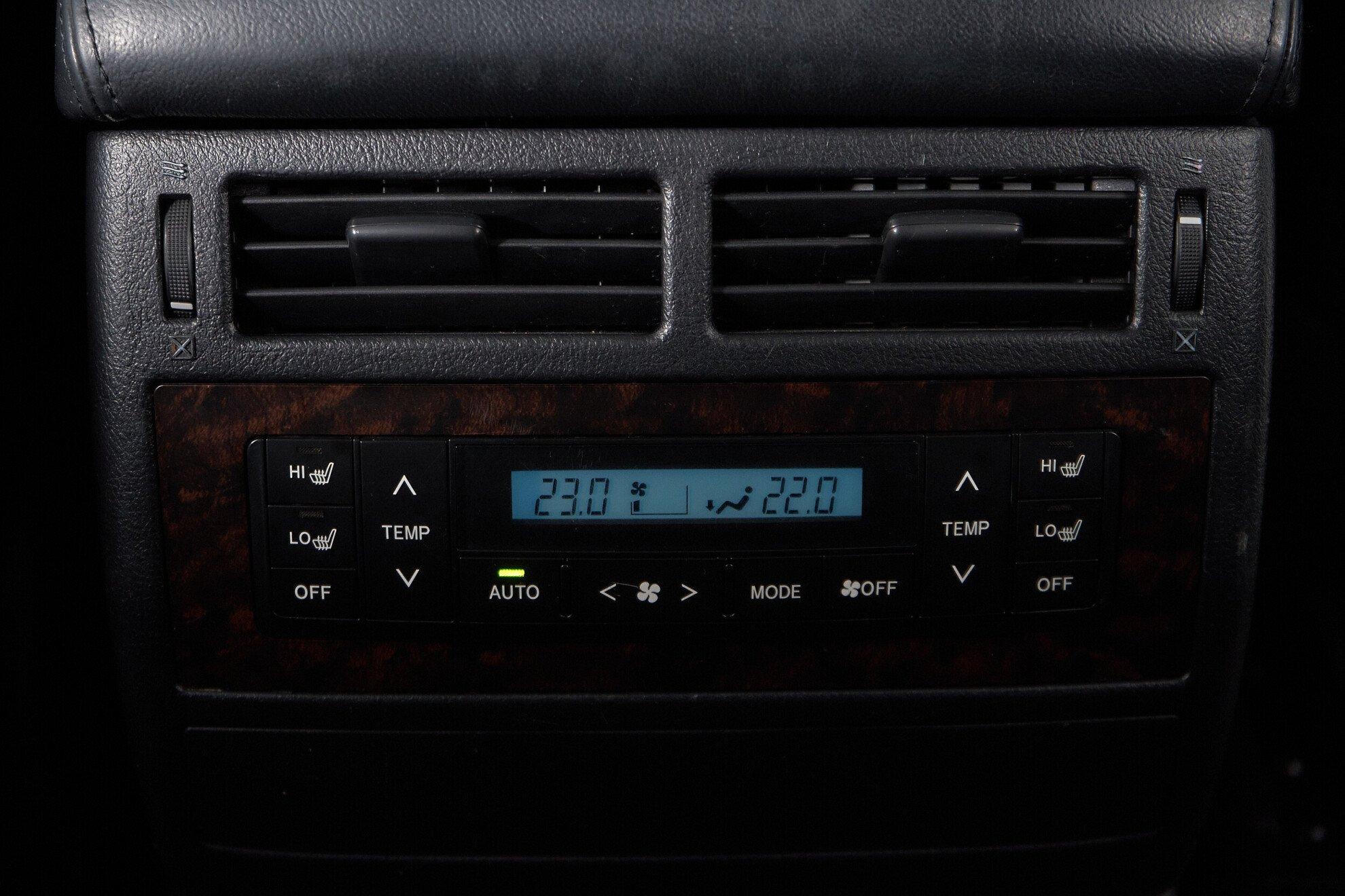 Toyota Land Cruiser 2011, белый