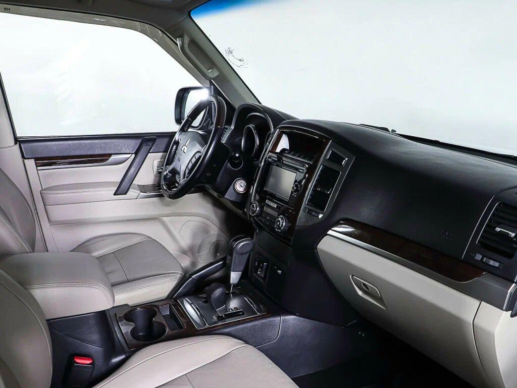 Mitsubishi Pajero 2020, белый