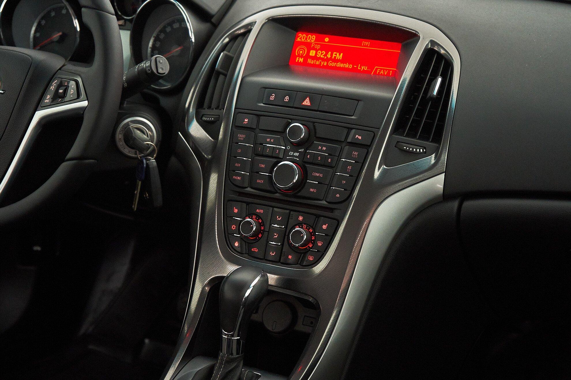 Opel Astra 2012, белый