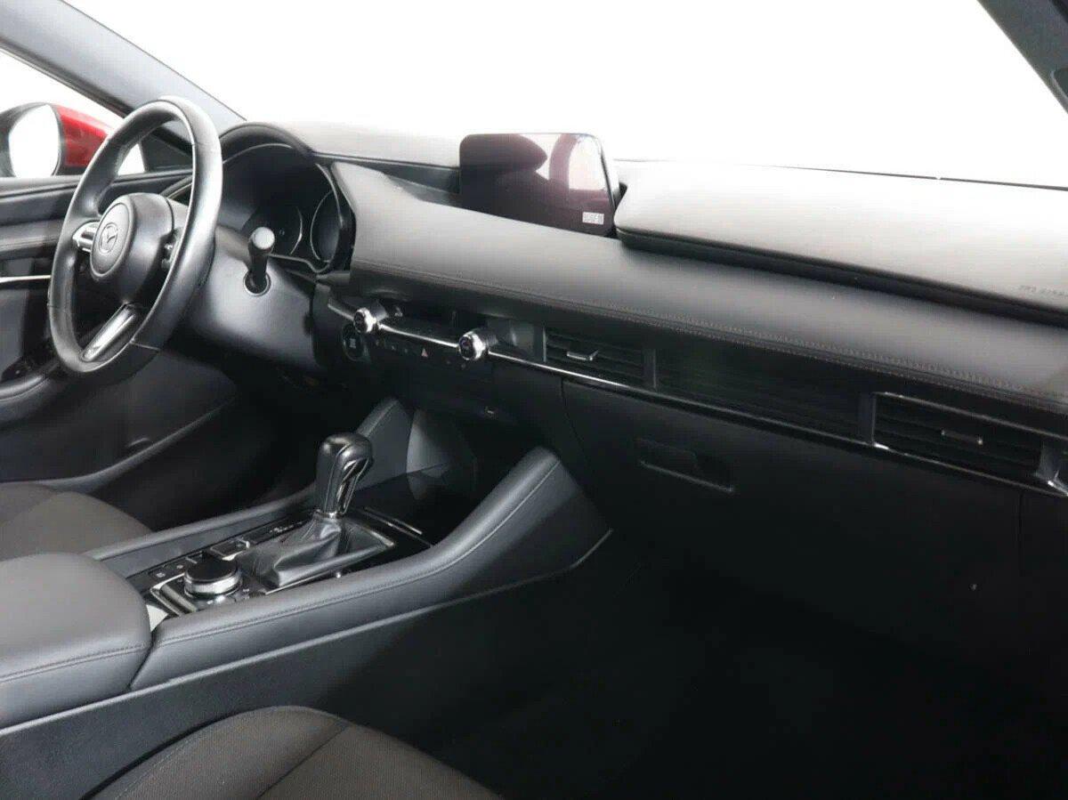 Mazda 3 2019, красный