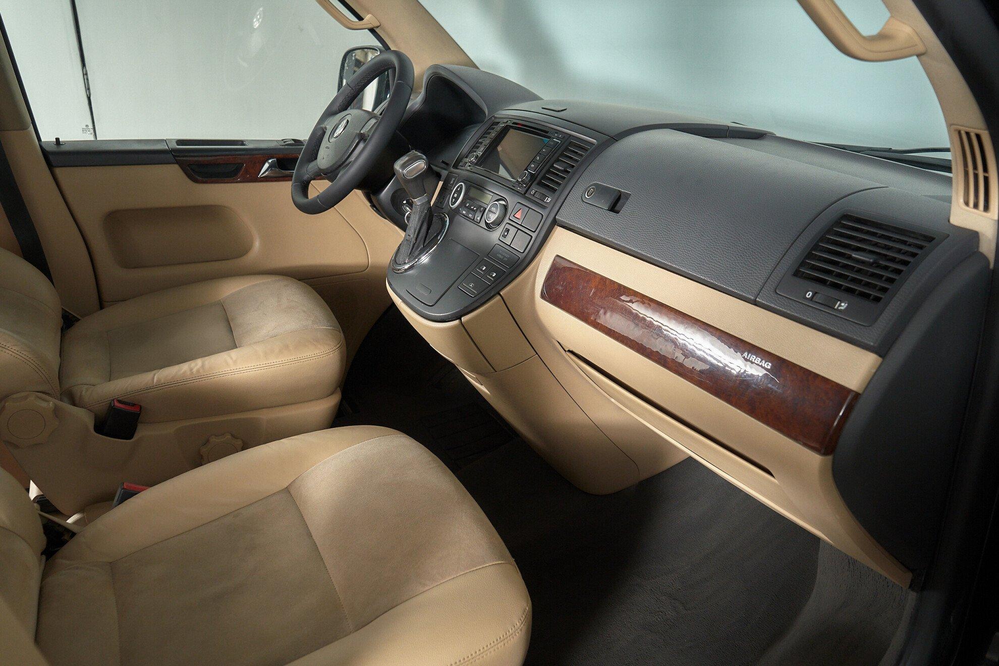 Volkswagen Multivan 2008, черный