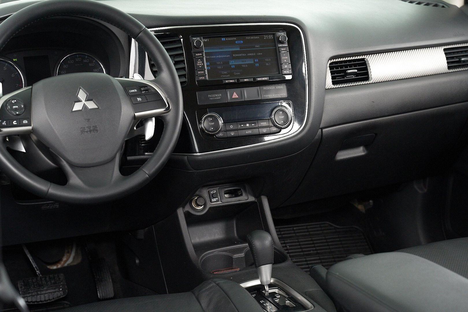 Mitsubishi Outlander 2013, белый