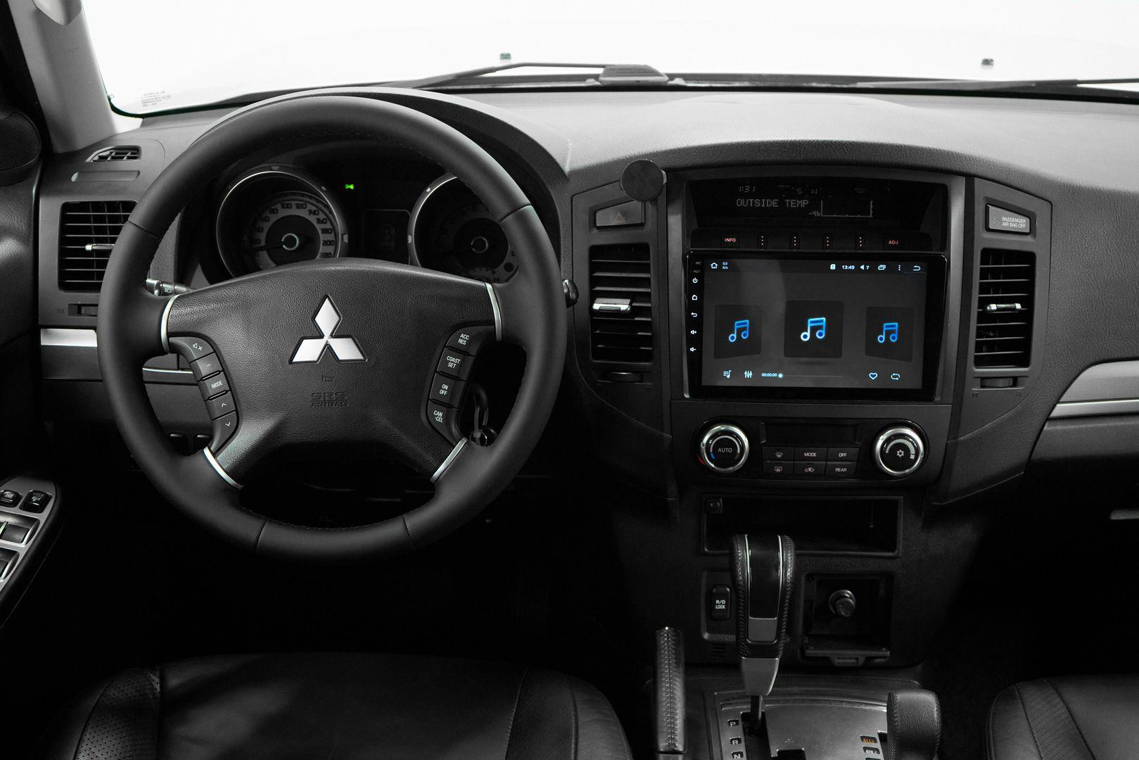 Mitsubishi Pajero 2011, серебряный