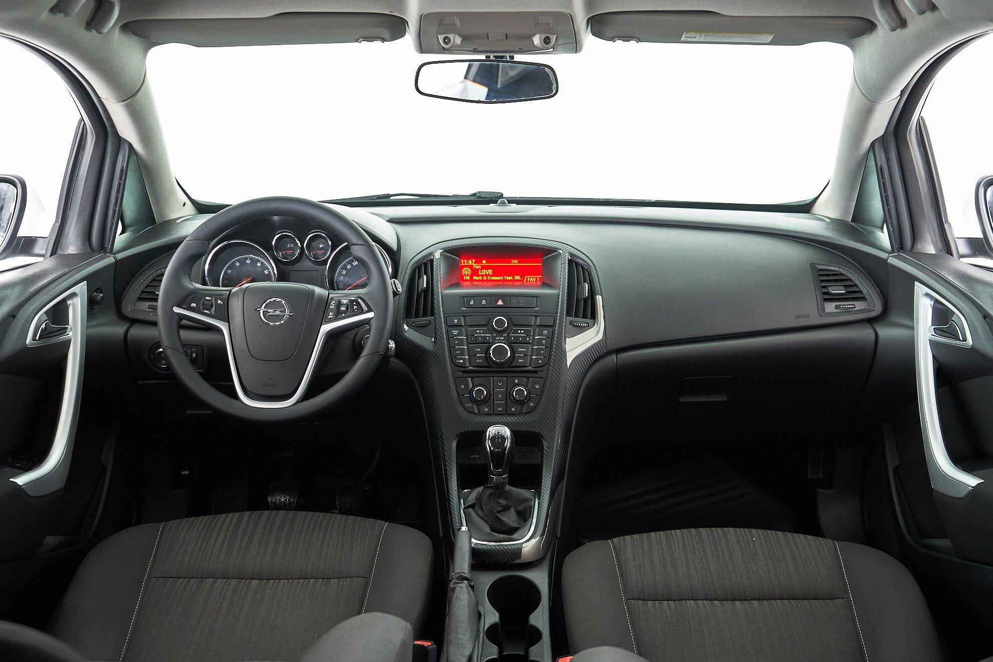 Opel Astra 2012, белый