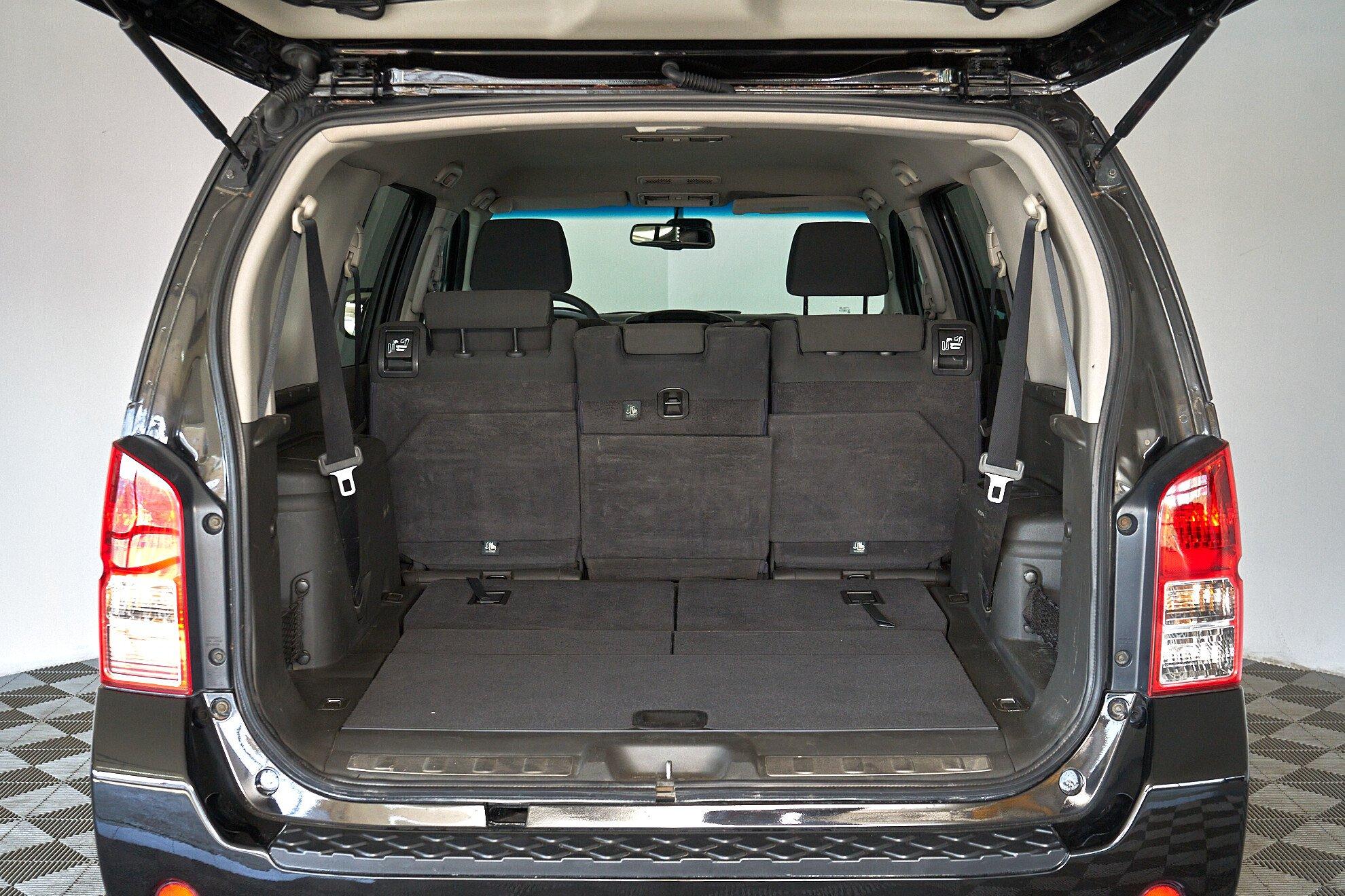 Nissan Pathfinder 2011, черный