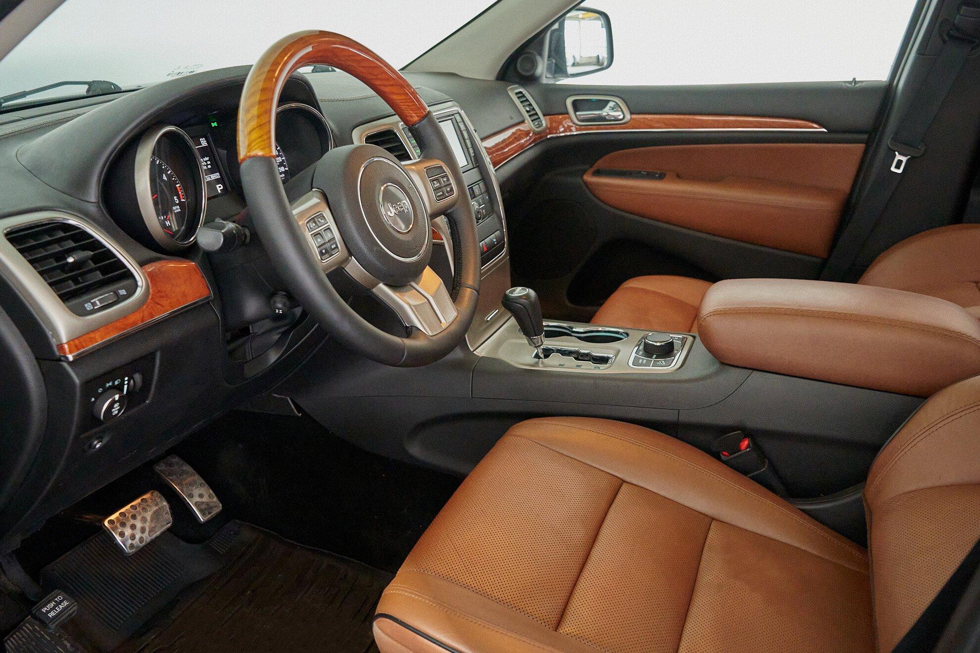 Jeep Grand Cherokee 2011, белый