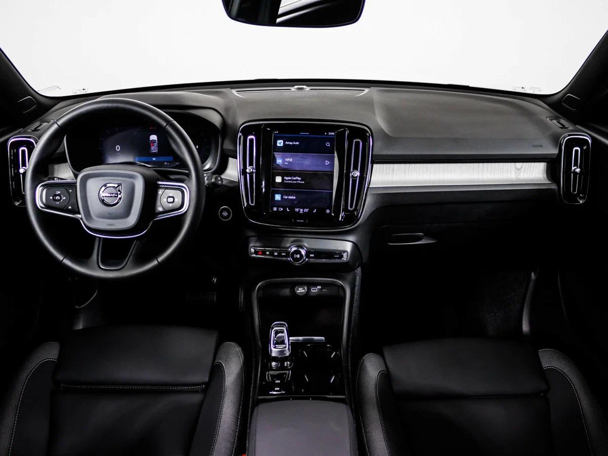 Volvo XC40 2024, белый