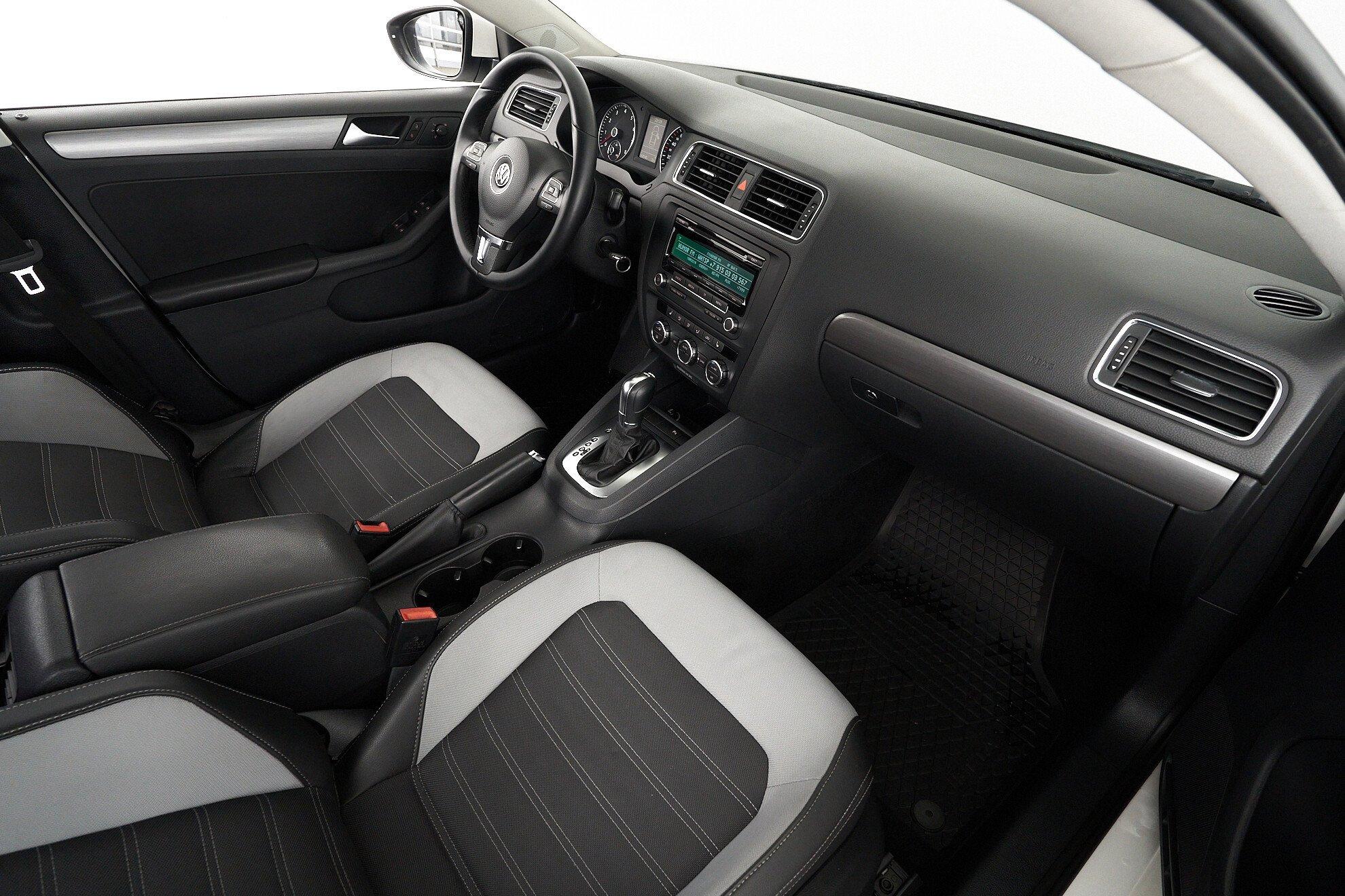 Volkswagen Jetta 2014, белый