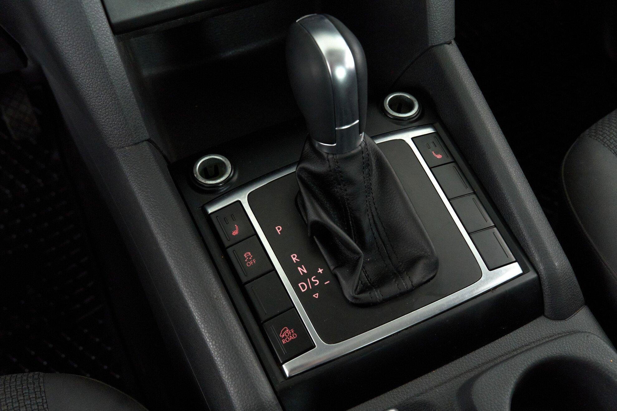 Volkswagen Amarok 2012, серый