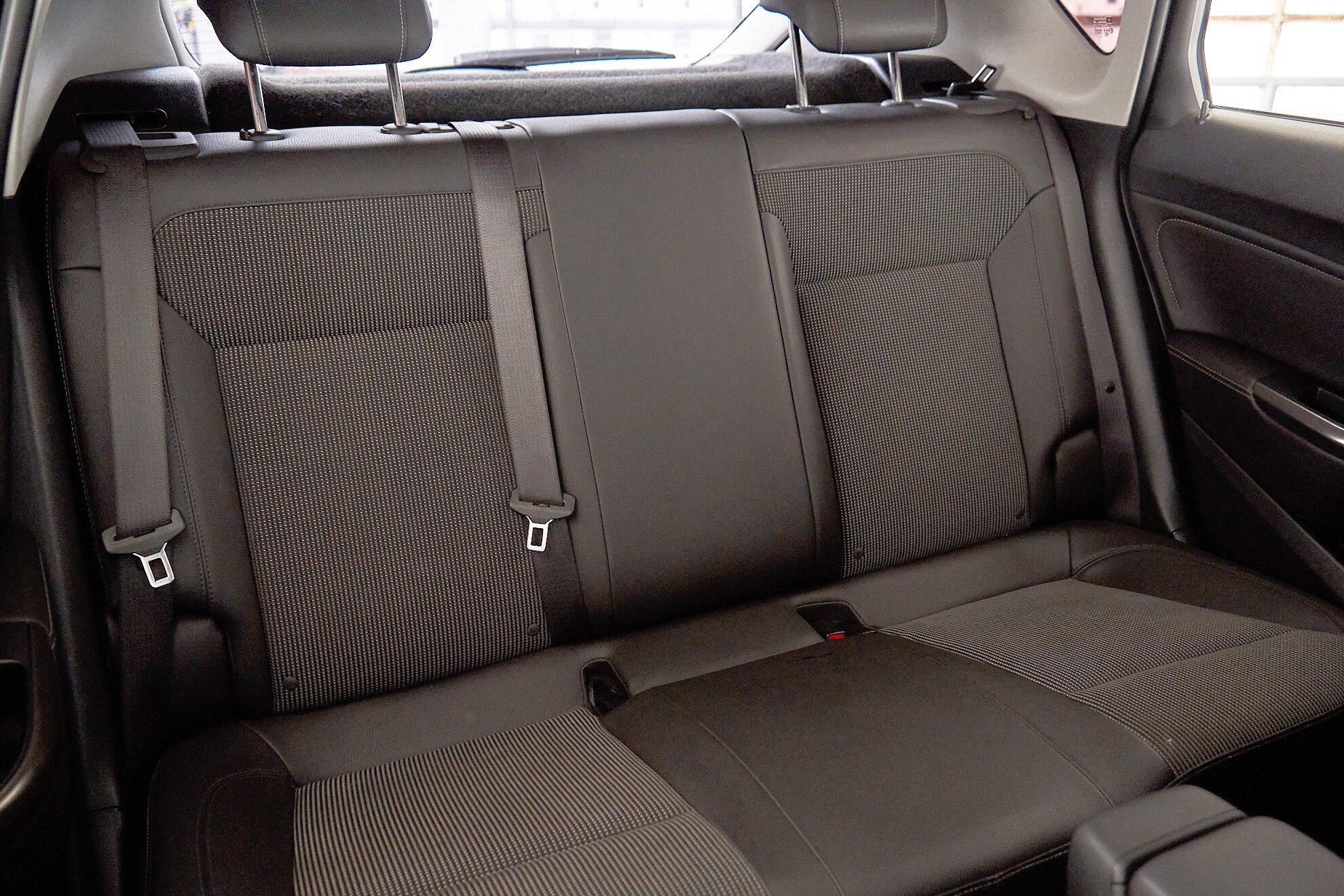 Opel Astra 2012, белый