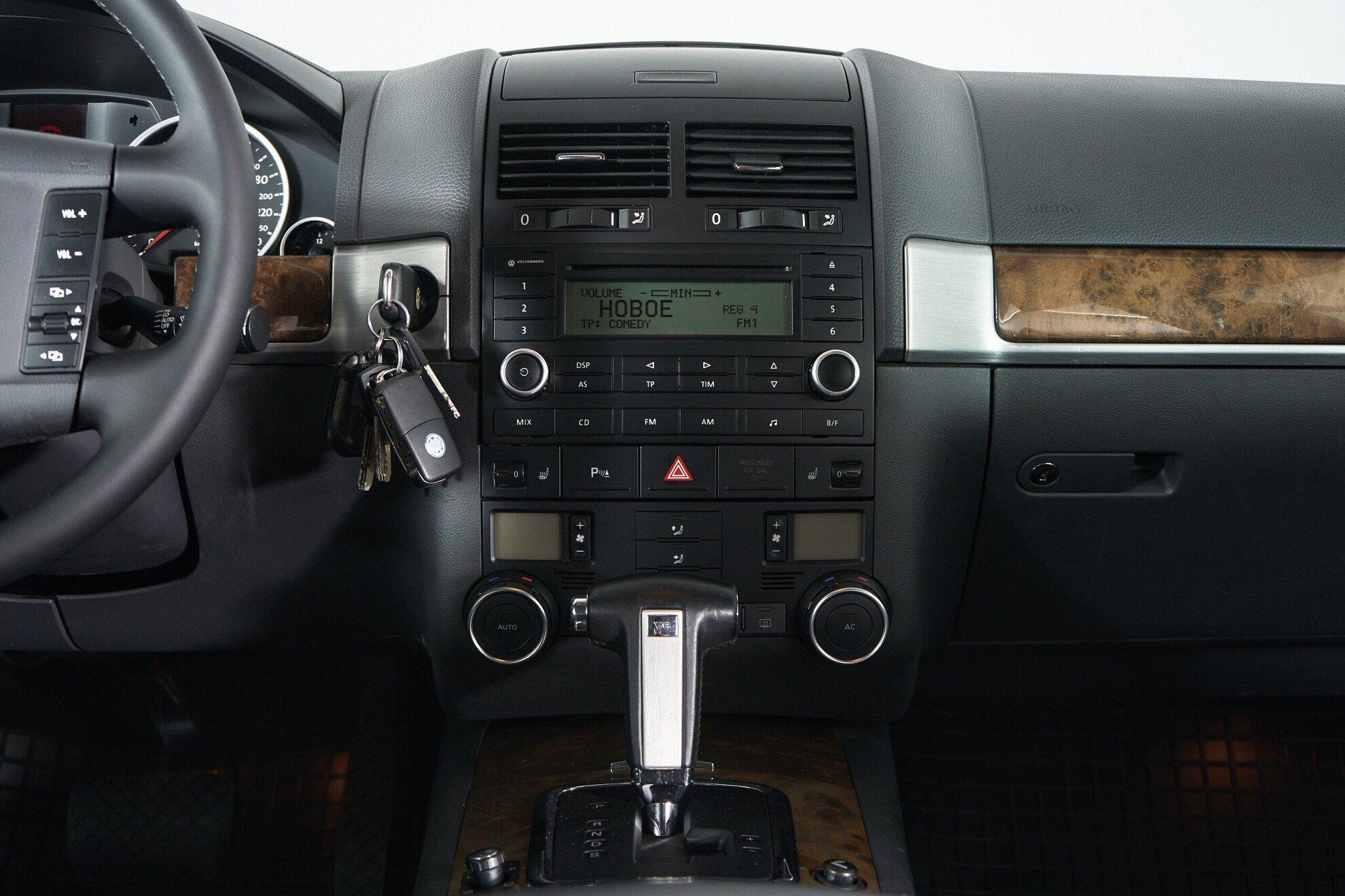Volkswagen Touareg 2008, черный