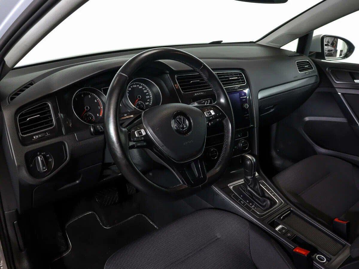 Volkswagen Golf 2018, белый