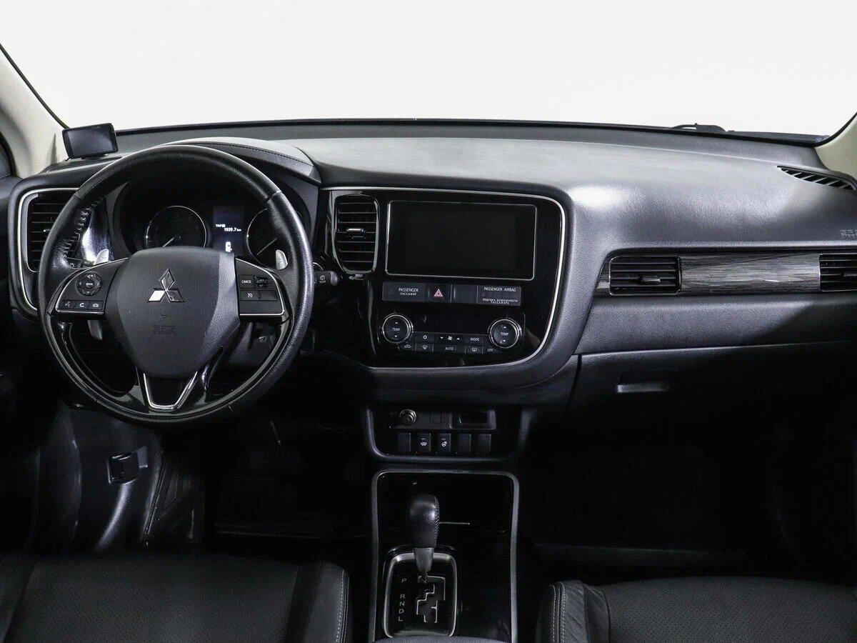 Mitsubishi Outlander 2018, серебряный