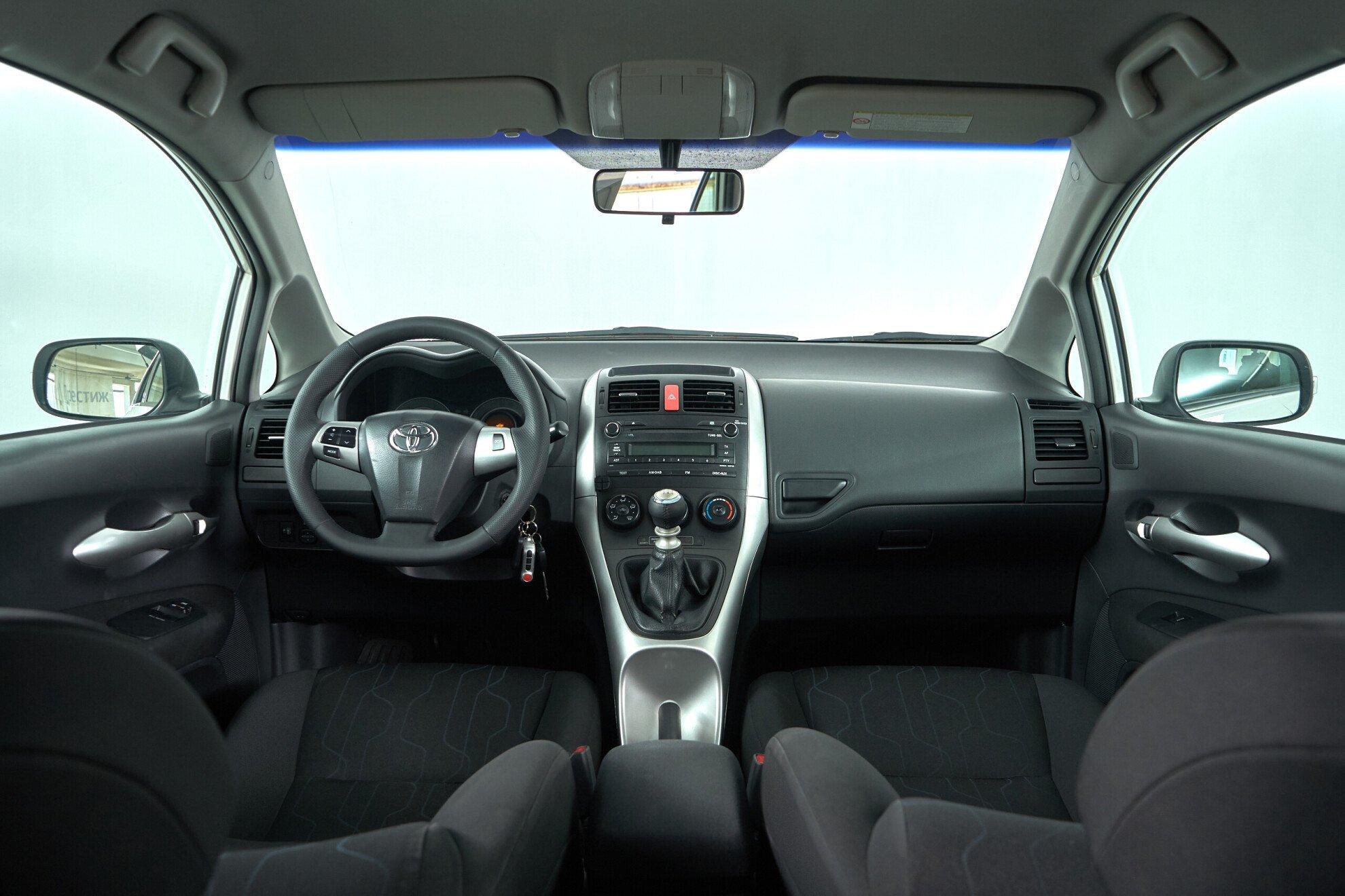 Toyota Auris 2011, белый