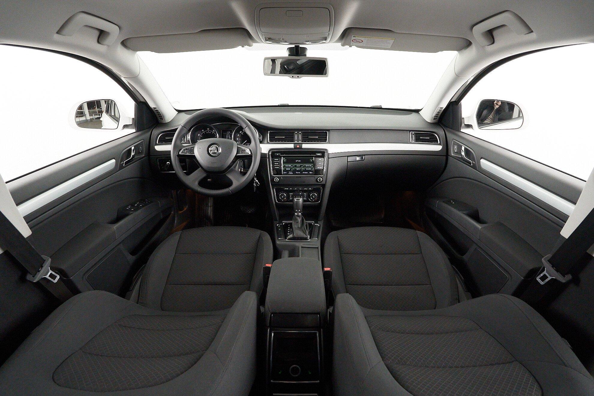 Skoda Superb 2013, белый