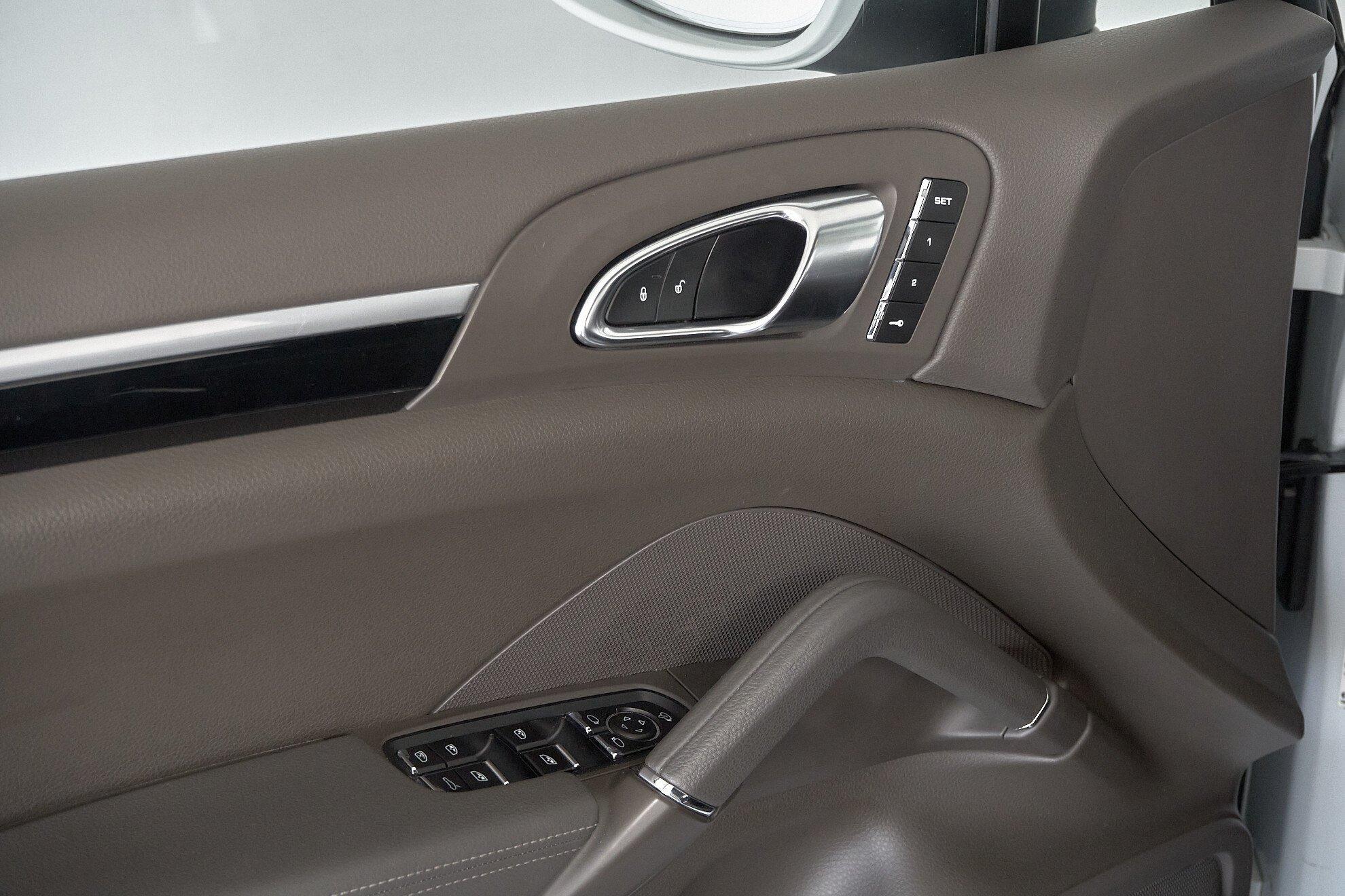 Porsche Cayenne 2016, белый