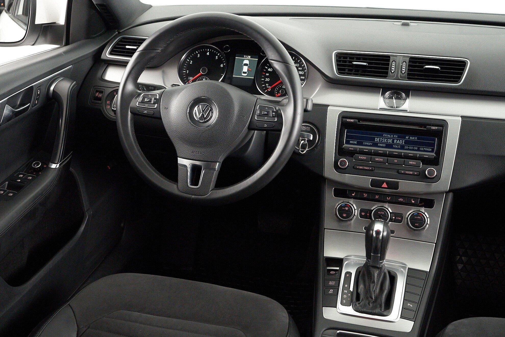 Volkswagen Passat 2012, белый