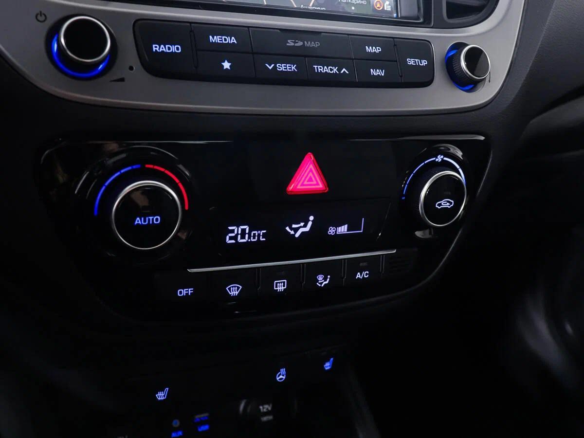 Hyundai Solaris 2018, красный