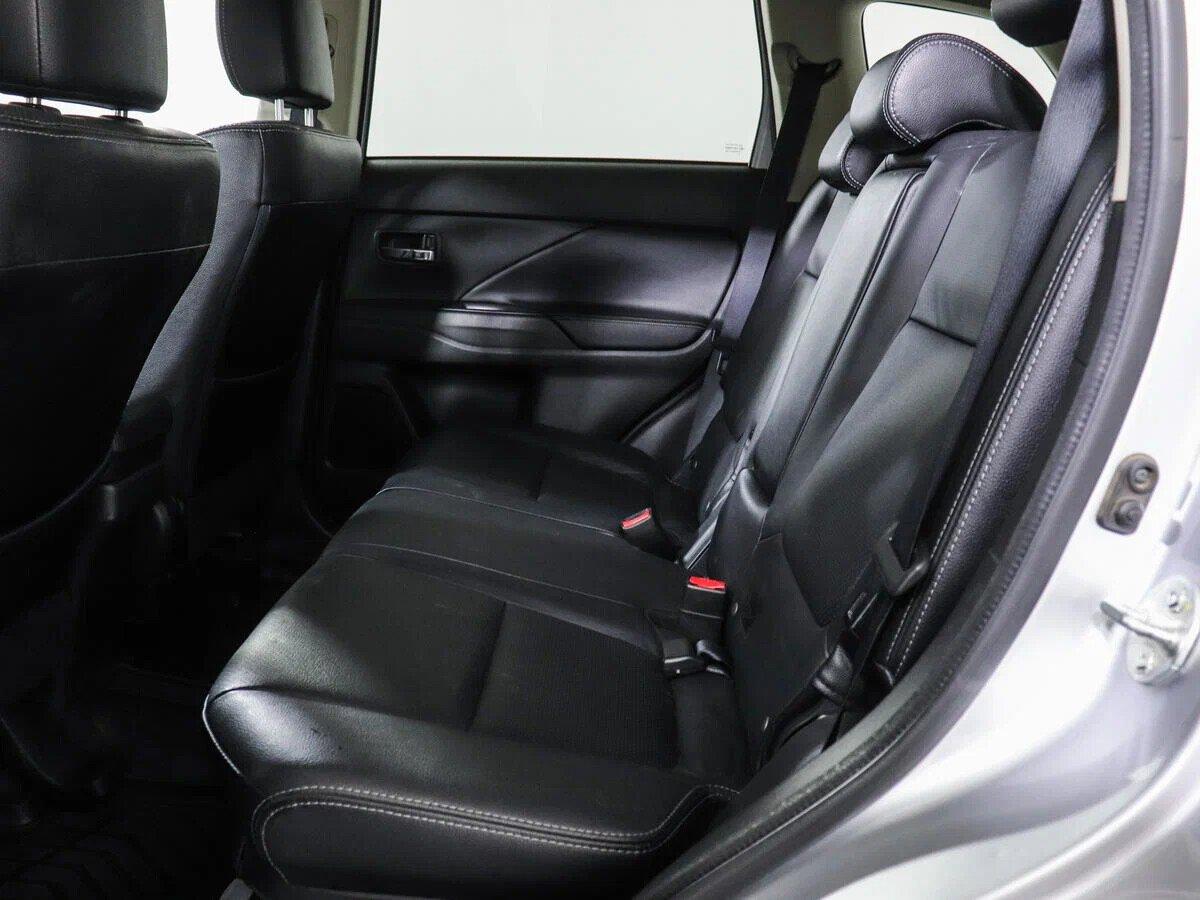 Mitsubishi Outlander 2018, серебряный