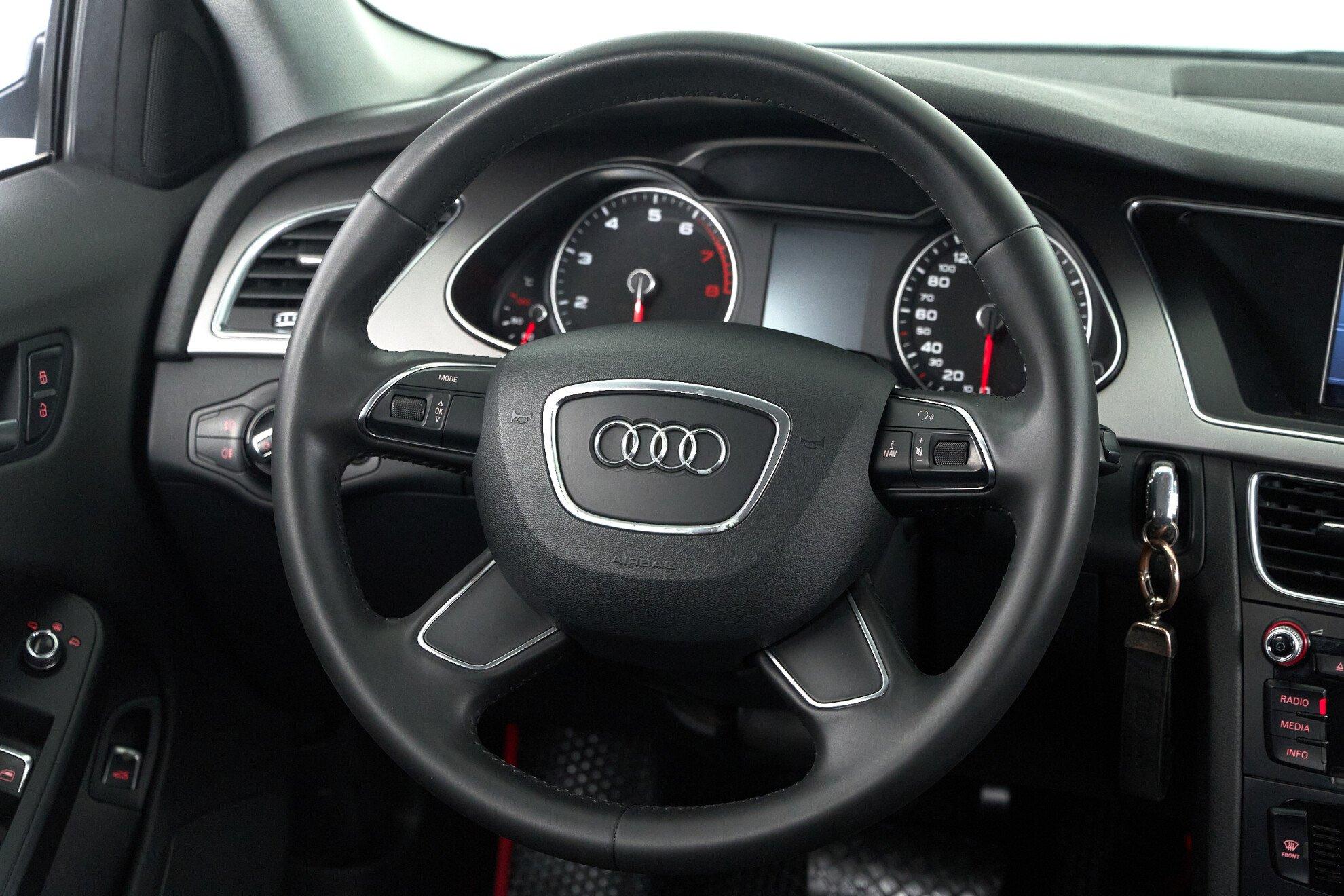 Audi A4 2013, белый