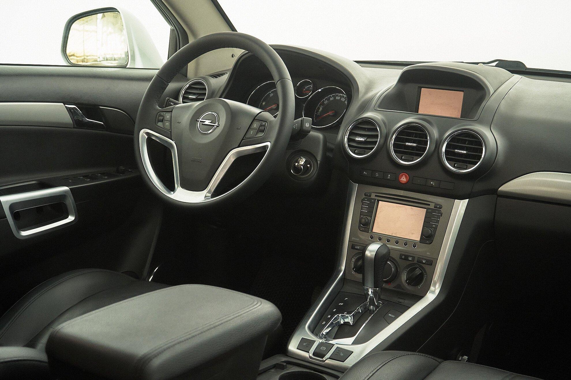 Opel Antara 2013, белый