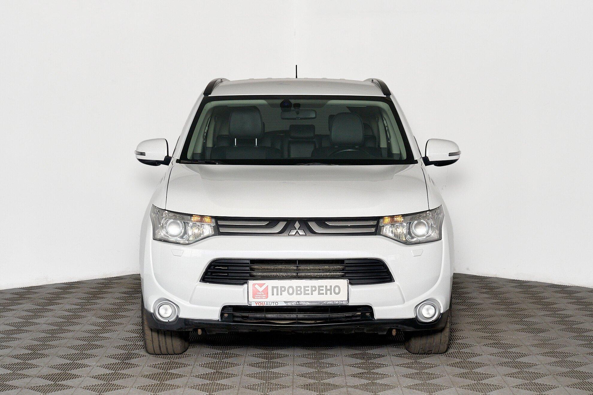 Mitsubishi Outlander 2013, белый