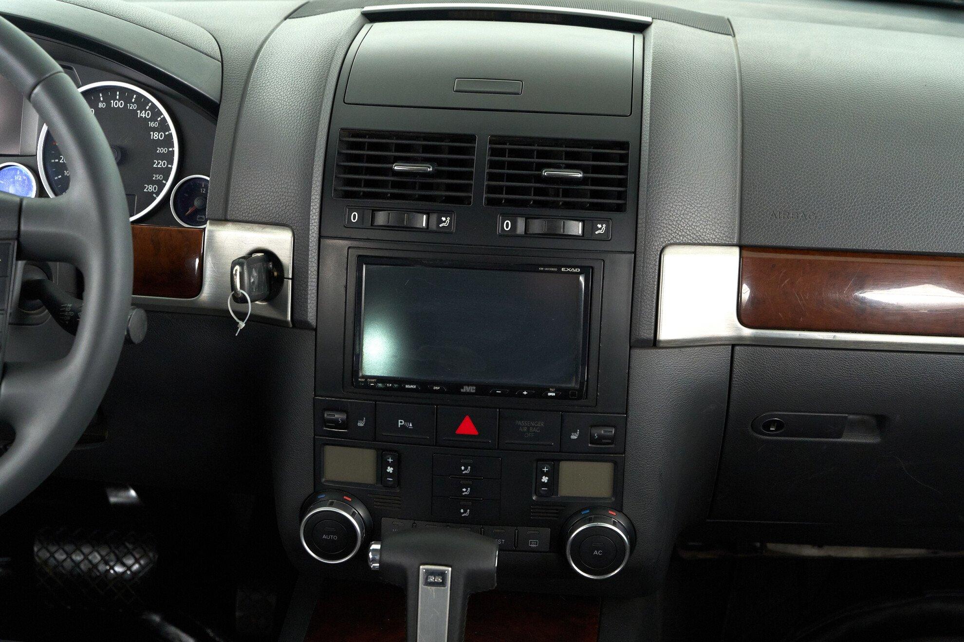 Volkswagen Touareg 2008, черный