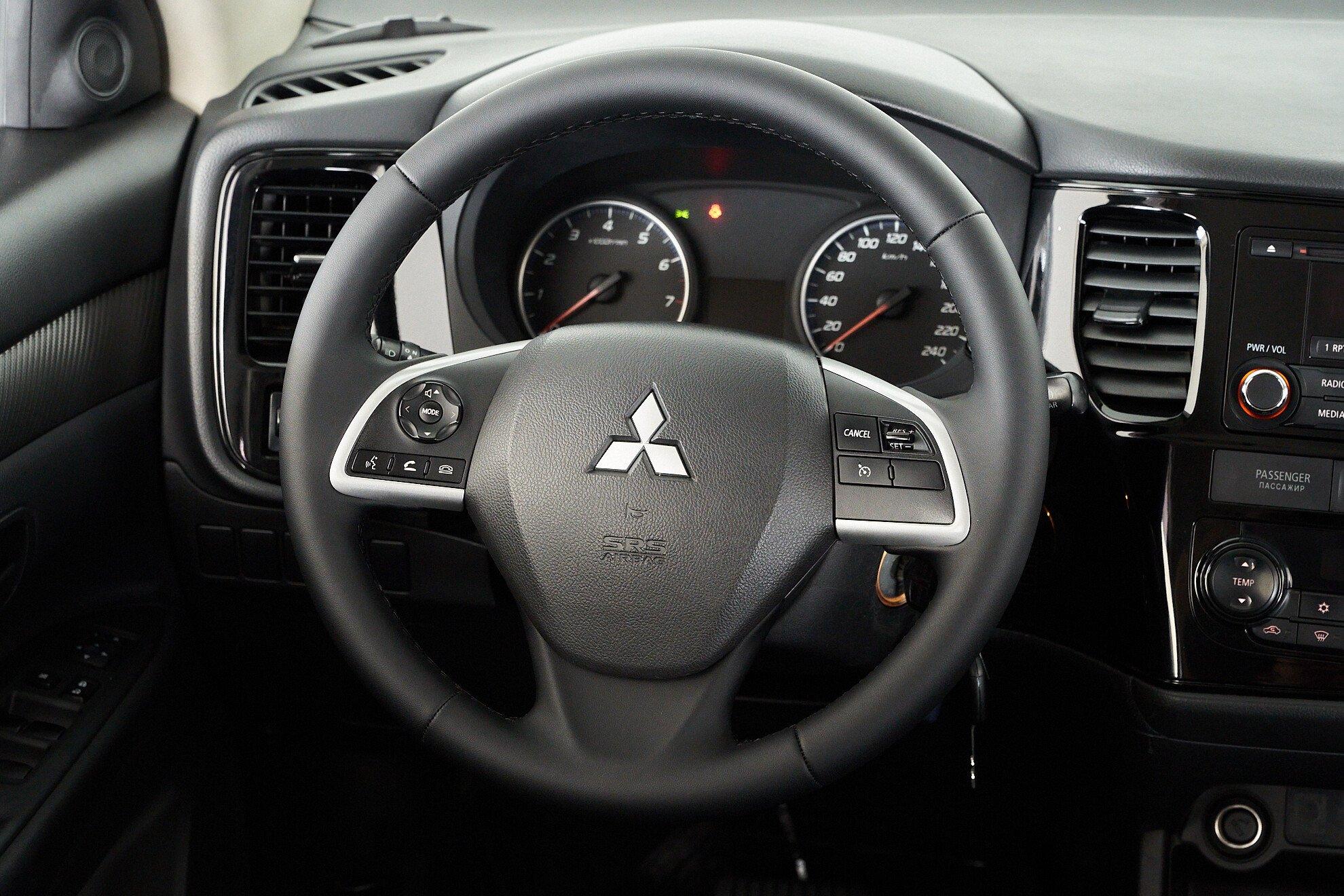 Mitsubishi Outlander 2013, черный