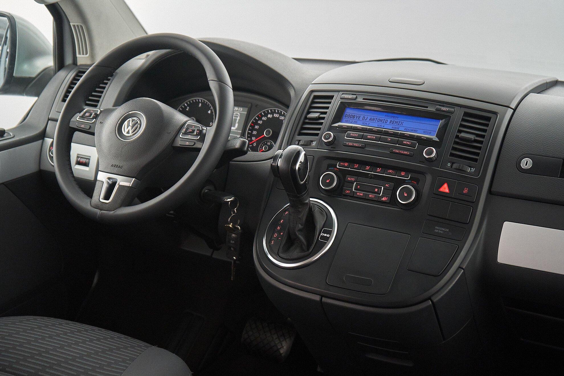 Volkswagen Multivan 2010, серебряный