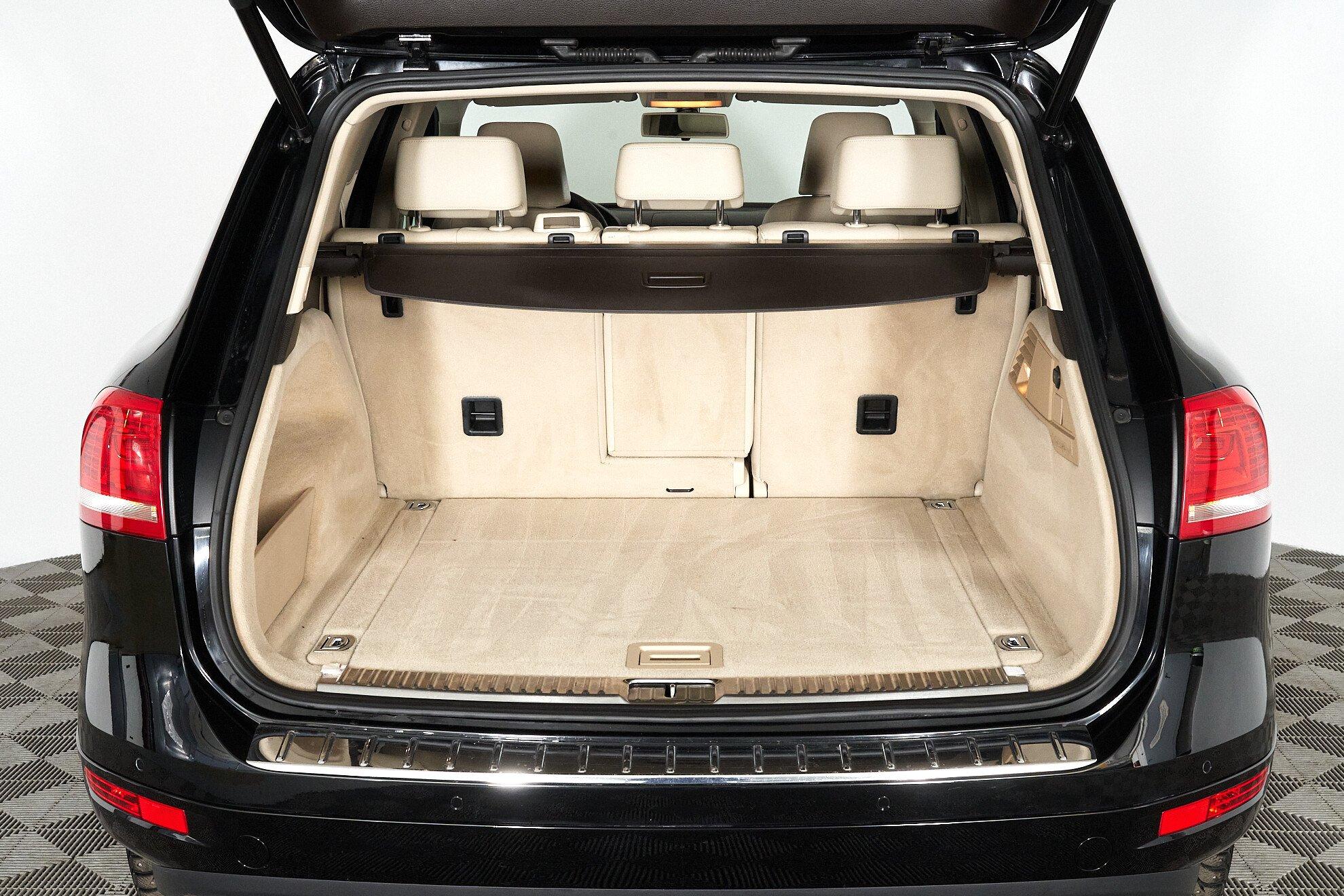 Volkswagen Touareg 2014, черный