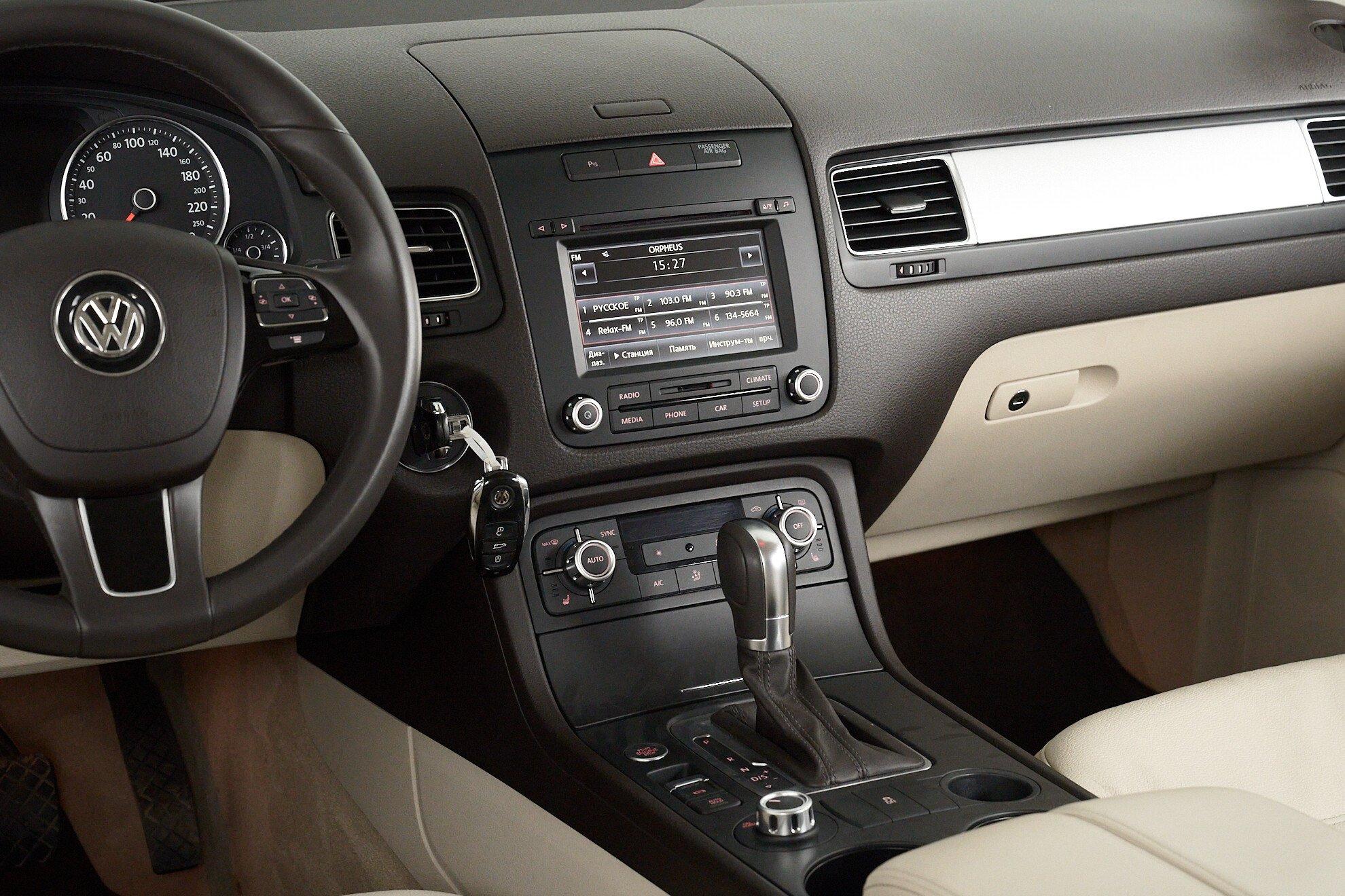 Volkswagen Touareg 2014, черный